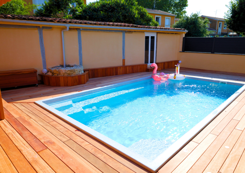 Piscine coque Atlantis 7 terminée à Boé (47), avec sa terrasse en bois